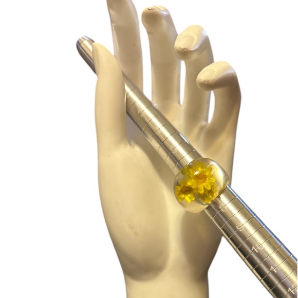 Vintage 70s LUCITE RING clear with Yellow Dried Daisy's Size 7 - Picture 13 of 16